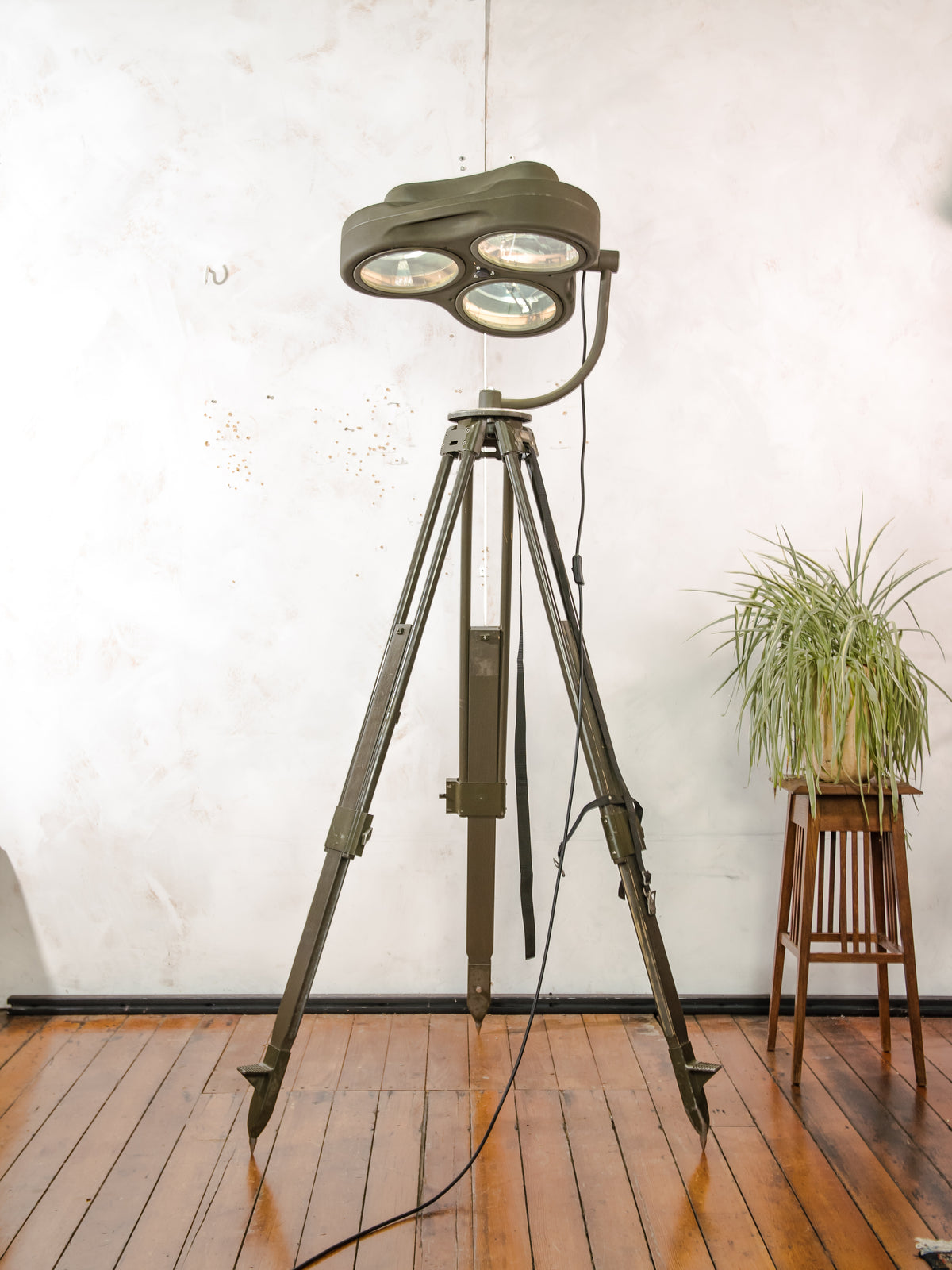 Heraeus Hanaulux London Surgical Lamp Floor Light | Upcycled 1990s Operating Room Lamp on Bundeswehr Tripod
