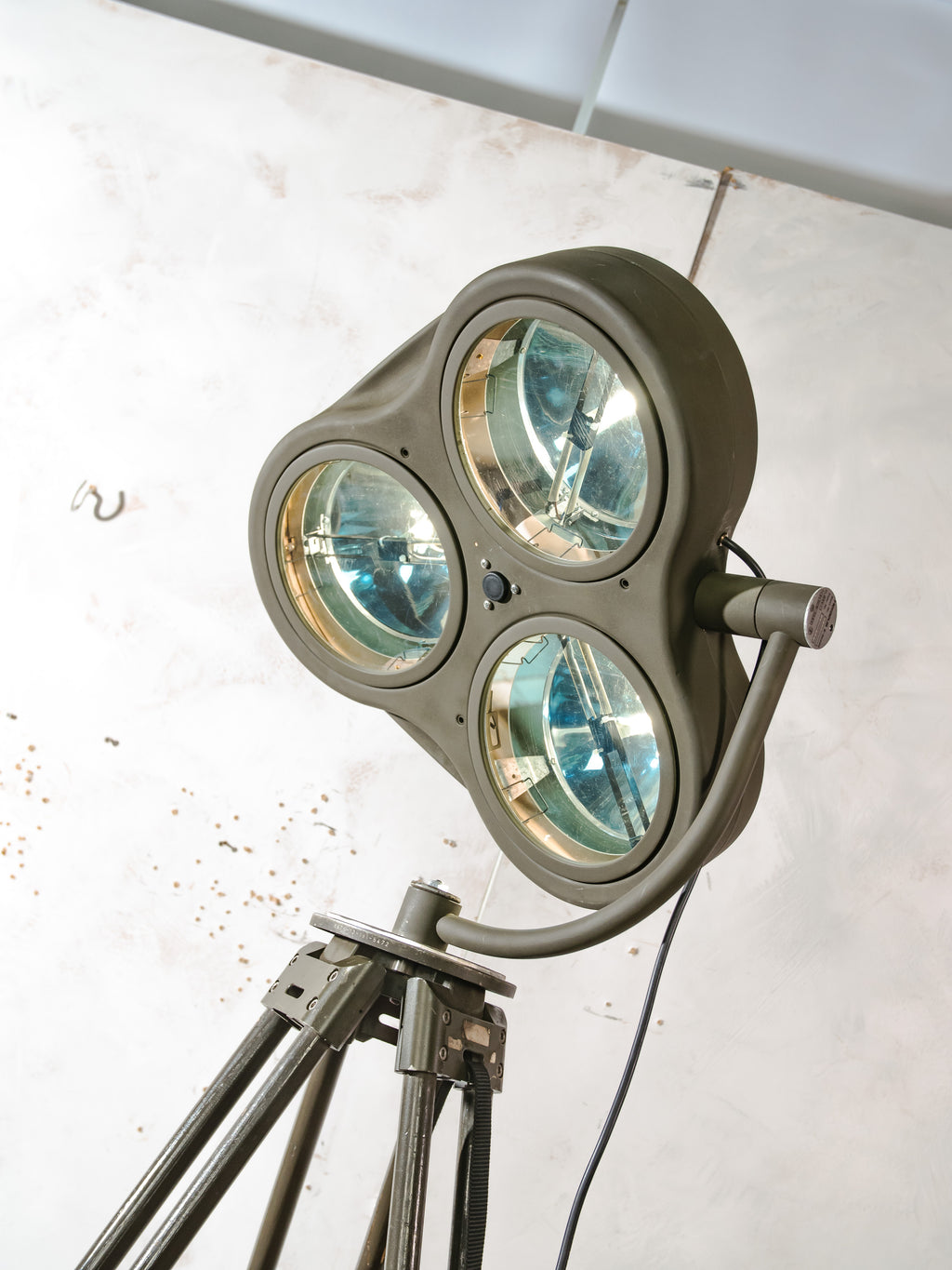 Heraeus Hanaulux London Surgical Lamp Floor Light | Upcycled 1990s Operating Room Lamp on Bundeswehr Tripod
