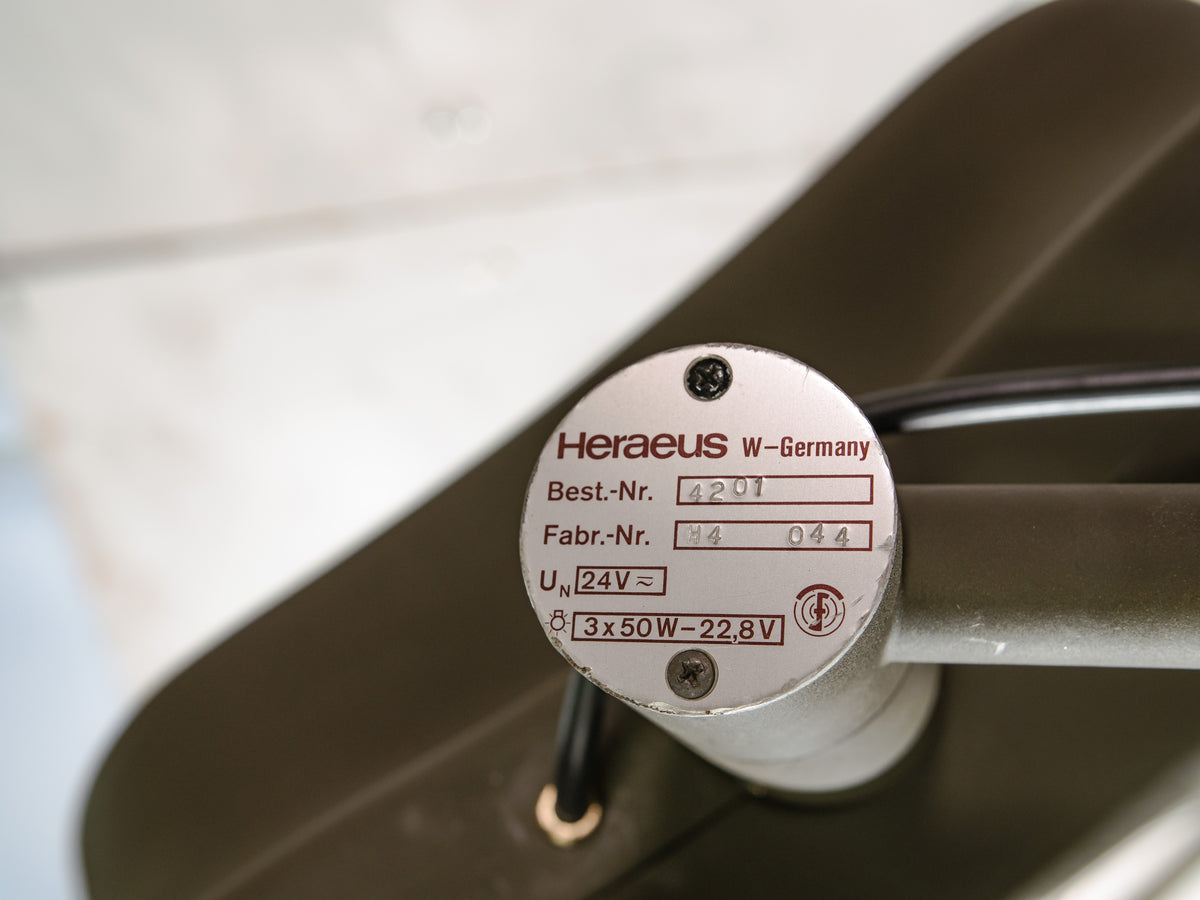 Militaire Heraeus Hanaulux London Operatielamp Vloerlamp | Upcycled Jaren 90 Operatiekamerlamp op Bundeswehr Statief