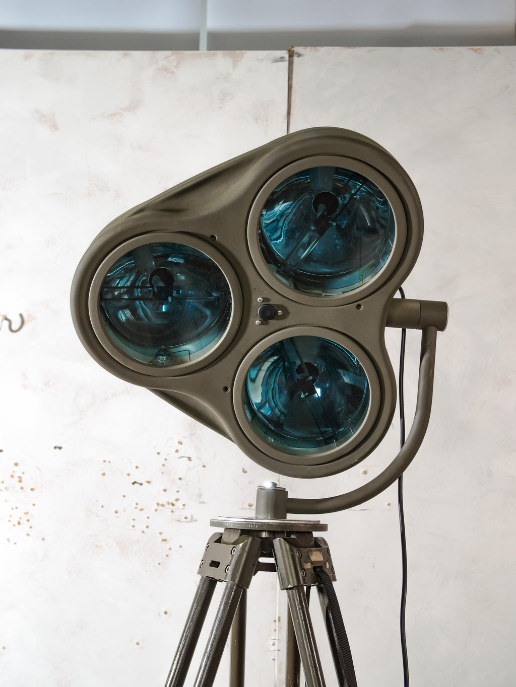 Heraeus Hanaulux London Surgical Lamp Floor Light | Upcycled 1990s Operating Room Lamp on Bundeswehr Tripod