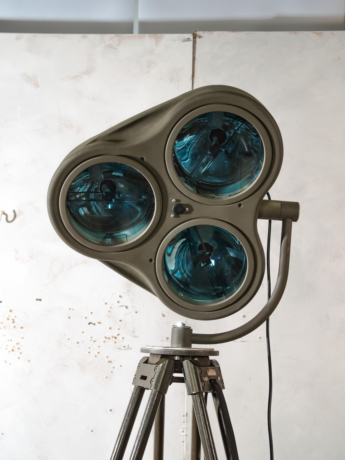 Heraeus Hanaulux London Surgical Lamp Floor Light | Upcycled 1990s Operating Room Lamp on Bundeswehr Tripod