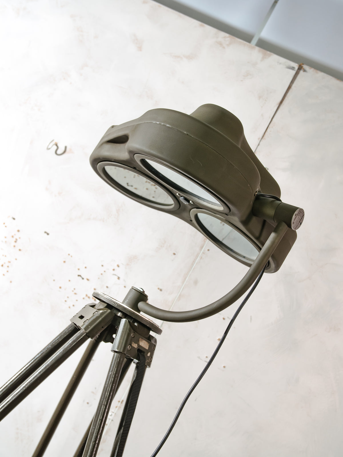 Militaire Heraeus Hanaulux London Operatielamp Vloerlamp | Upcycled Jaren 90 Operatiekamerlamp op Bundeswehr Statief