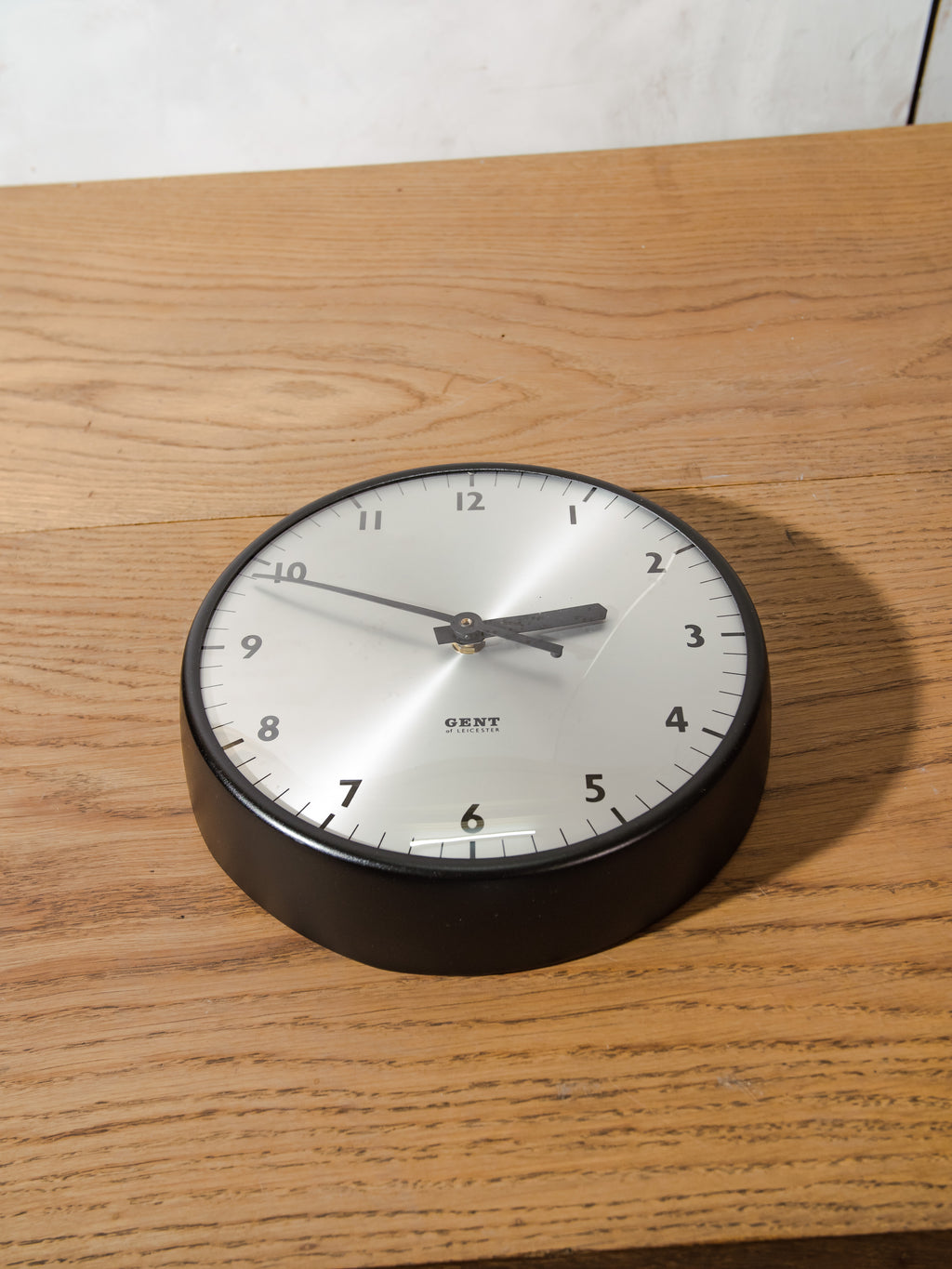 Gent of Leicester Secundaire Klok | Jaren 60 Zwarte Fabrieksklok, Quartz uurwerk omgebouwd