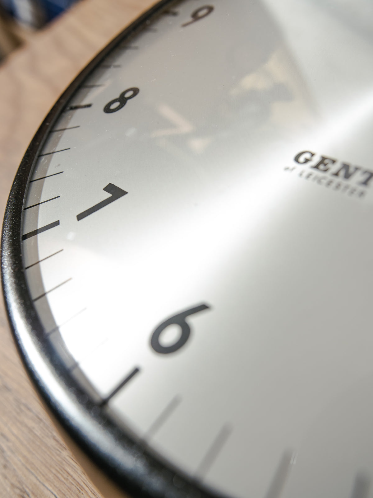 Gent of Leicester Secundaire Klok | Jaren 60 Zwarte Fabrieksklok, Quartz uurwerk omgebouwd