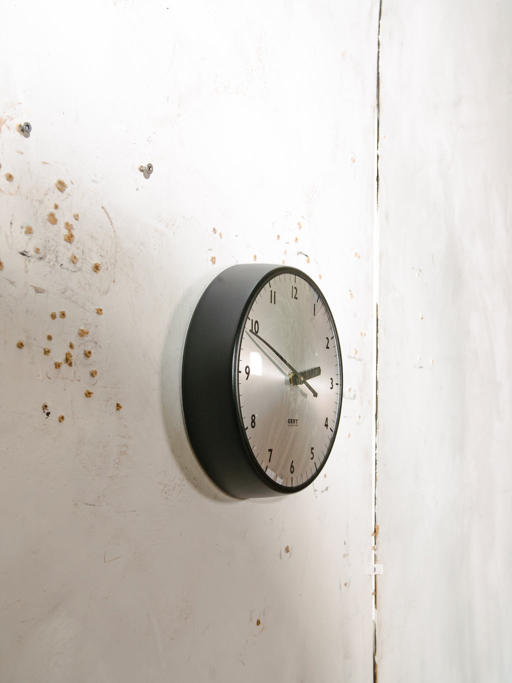 Gent of Leicester Secundaire Klok | Jaren 60 Zwarte Fabrieksklok, Quartz uurwerk omgebouwd