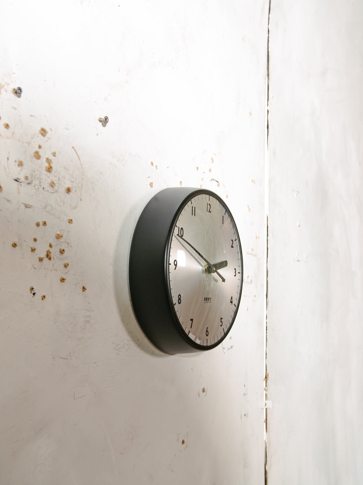 Gent of Leicester Secundaire Klok | Jaren 60 Zwarte Fabrieksklok, Quartz uurwerk omgebouwd