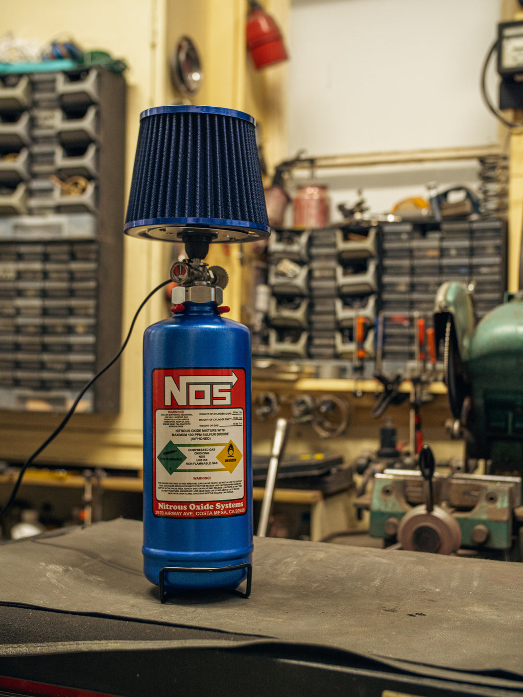Blauwe NOS Nitrous Oxide Fles Lamp met Blauwe Powerfilter Kap | Tafel- of Wandlamp met Beugel, Fast & Furious Decor, Upcycled Brandblusser
