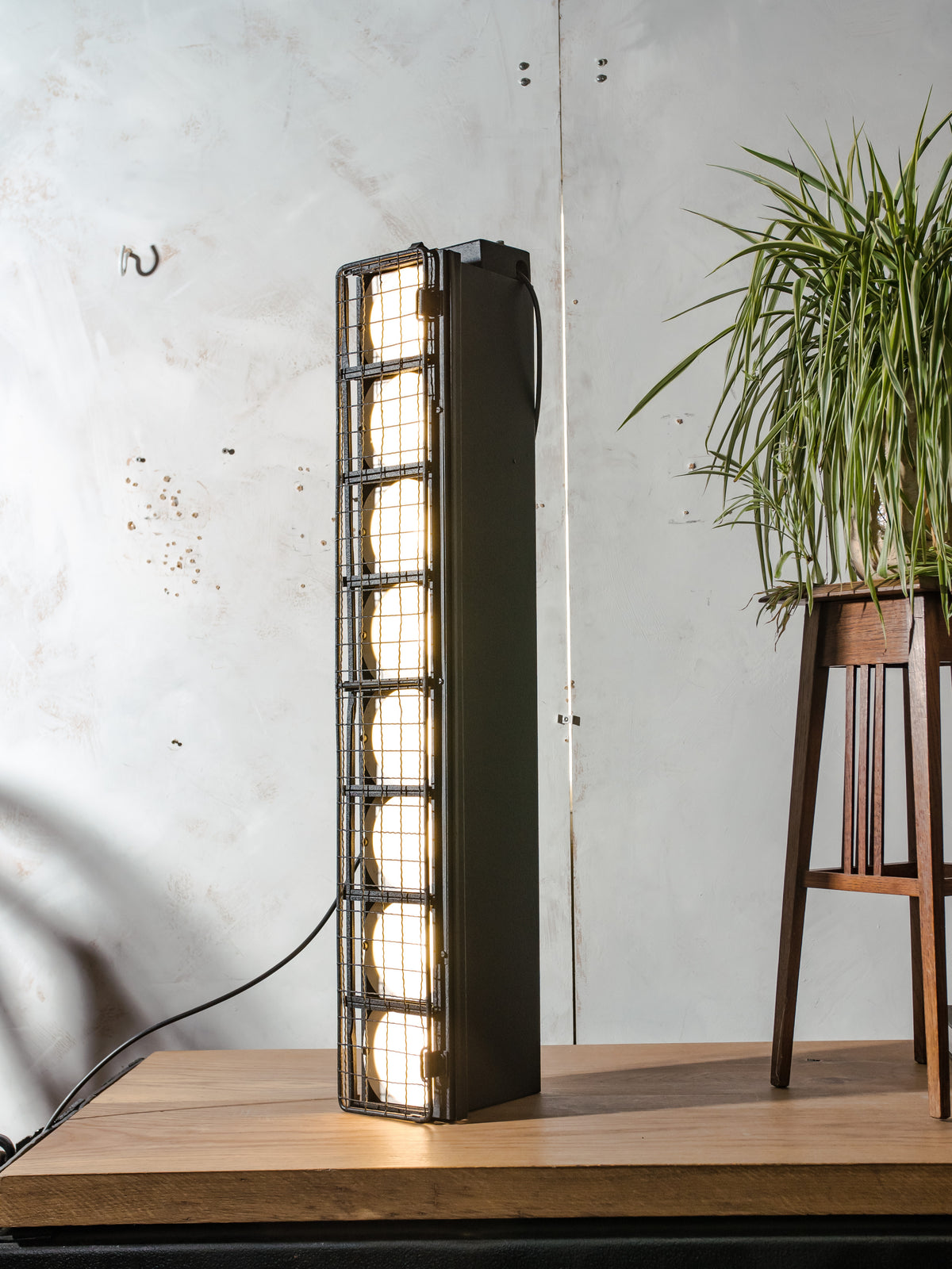 Vintage Siemens Theater Batten Lamp | 8 x E27 Podiumlichtbalk met Metalen Rooster, Zwarte Industriële Voetlicht Lamp, Hang, Zet Rechtop of Leg Plat