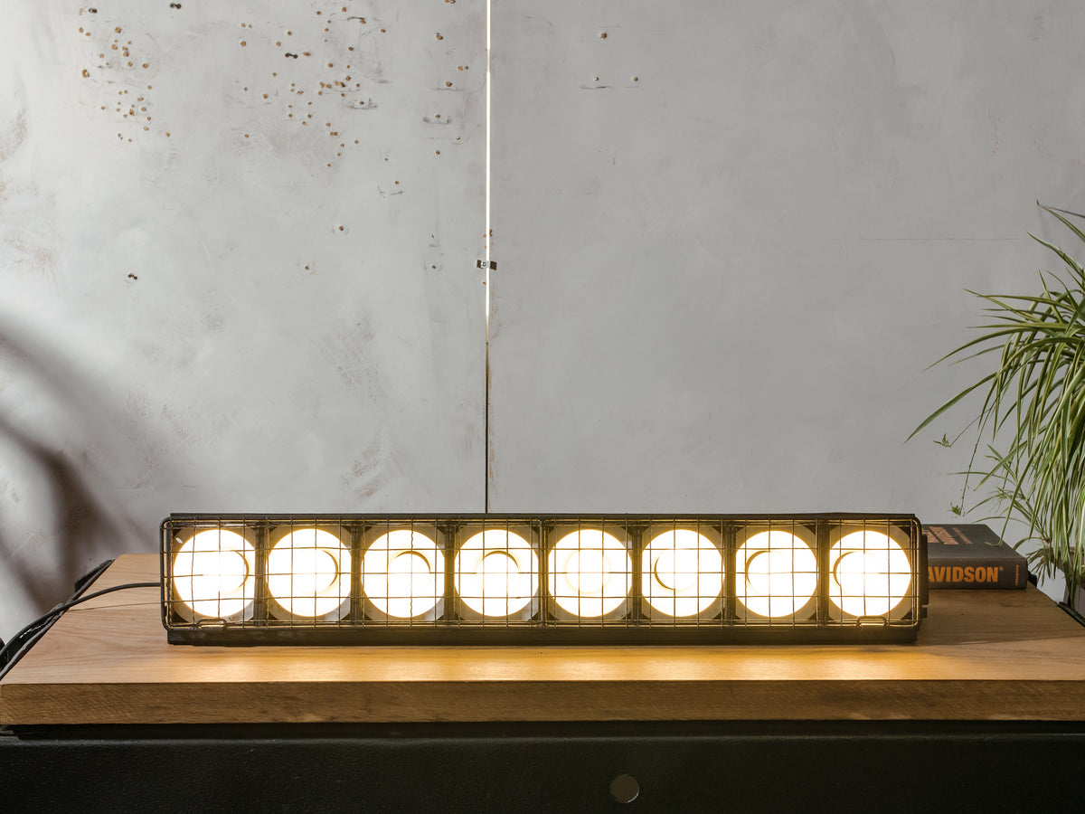Vintage Siemens Theater Batten Lamp | 8 x E27 Podiumlichtbalk met Metalen Rooster, Zwarte Industriële Voetlicht Lamp, Hang, Zet Rechtop of Leg Plat