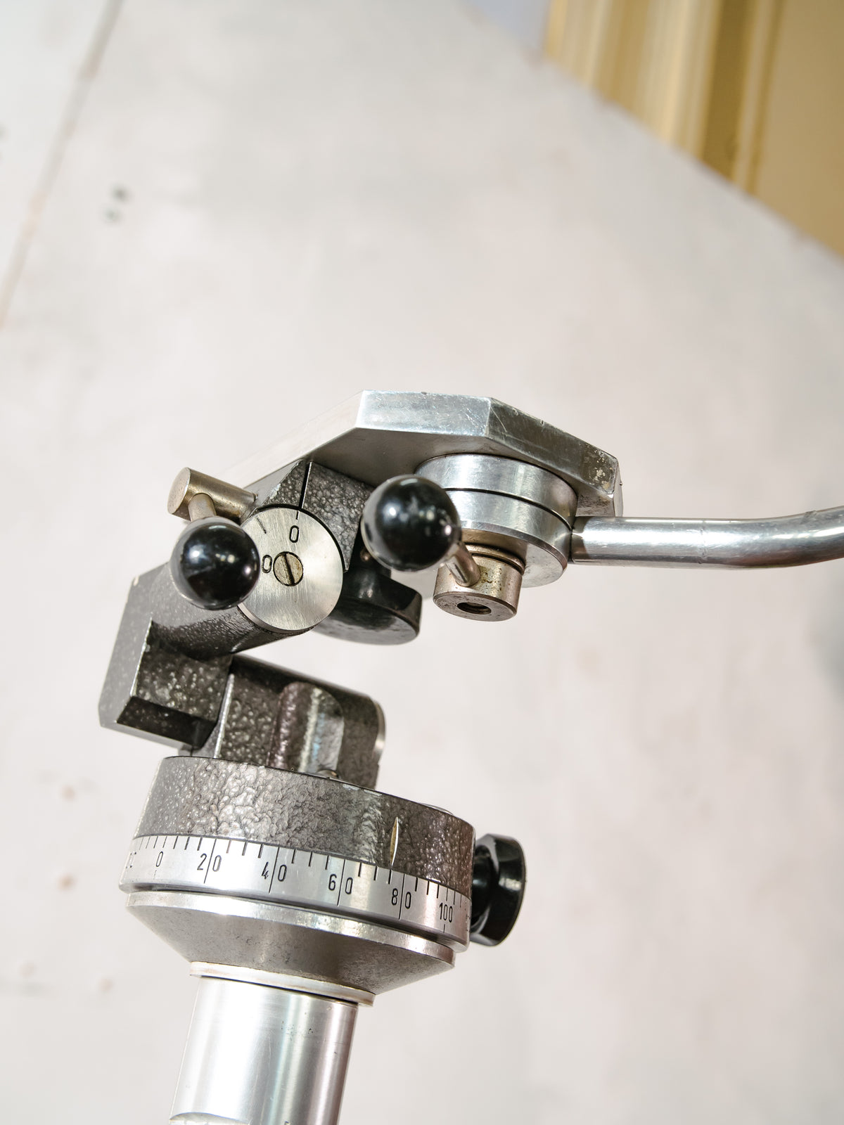 Vintage Grote Berlebach Mulda Houten Studiostatief | Compleet, Volledig Origineel Camerastatief met Pan-Tilt Kop en Tandheugel Middenkolom