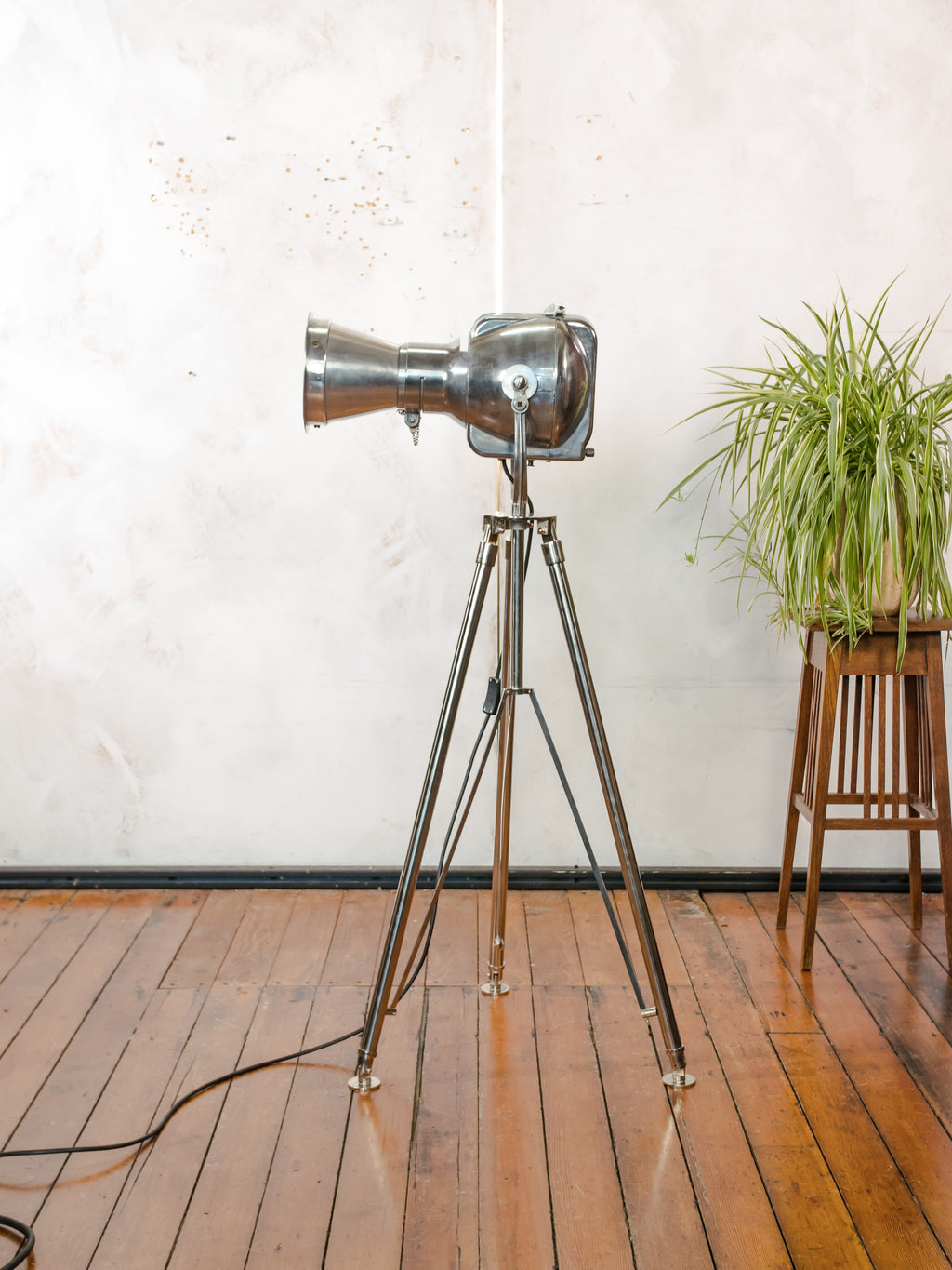 Gepolijste Strand Electric Patt 23N Theaterspot Vloerlamp | Jaren 60 Mid-Century Podiumlamp op Chroom Statief