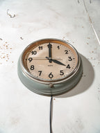 Vintage AEG Industriële Wandklok in Originele Retro Groen | Fabrieksklok met Natuurlijke Patina, Behrens Designtraditie