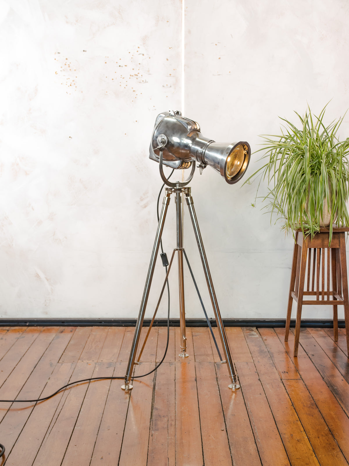 Gepolijste Strand Electric Patt 23N Theaterspot Vloerlamp | Jaren 60 Mid-Century Podiumlamp op Chroom Statief