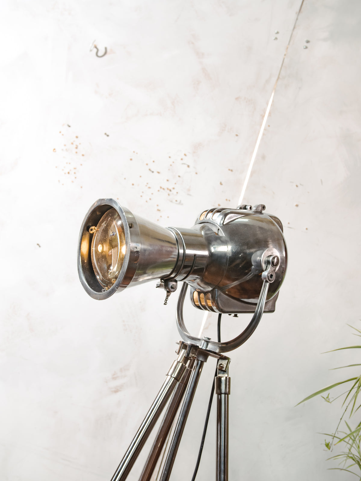 Gepolijste Strand Electric Patt 23N Theaterspot Vloerlamp | Jaren 60 Mid-Century Podiumlamp op Chroom Statief