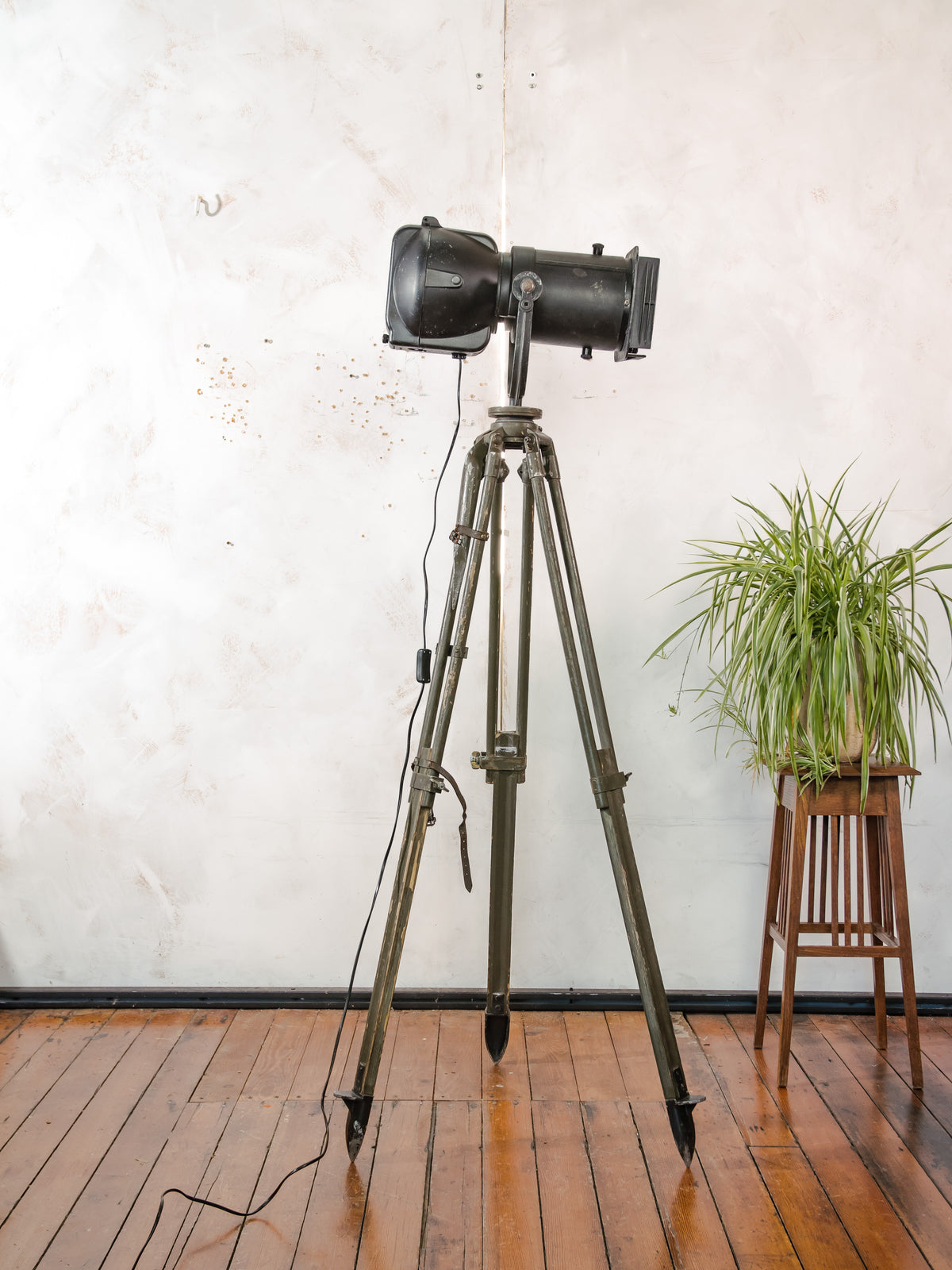 Black Strand Electric Patt 23N Follow Spotlight Floor Lamp | 1960s Theatre Stage Light in Original Paint on Ertel-Werk Bundeswehr Tripod
