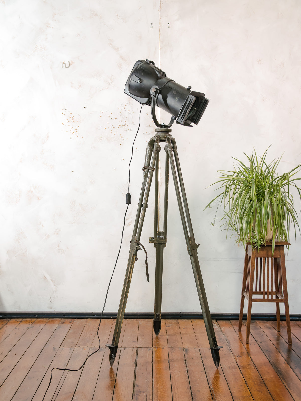 Black Strand Electric Patt 23N Follow Spotlight Floor Lamp | 1960s Theatre Stage Light in Original Paint on Ertel-Werk Bundeswehr Tripod