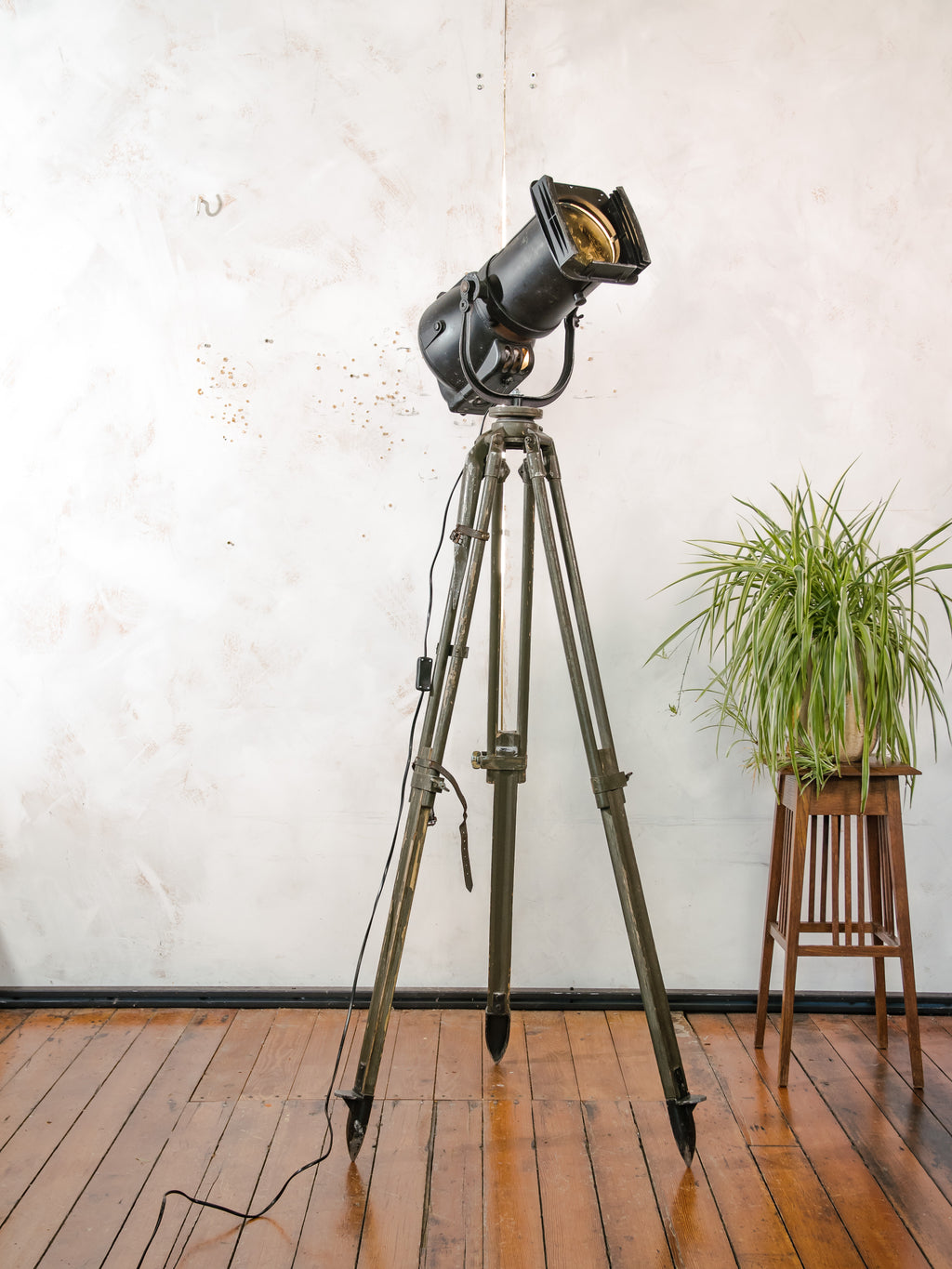 Black Strand Electric Patt 23N Follow Spotlight Floor Lamp | 1960s Theatre Stage Light in Original Paint on Ertel-Werk Bundeswehr Tripod