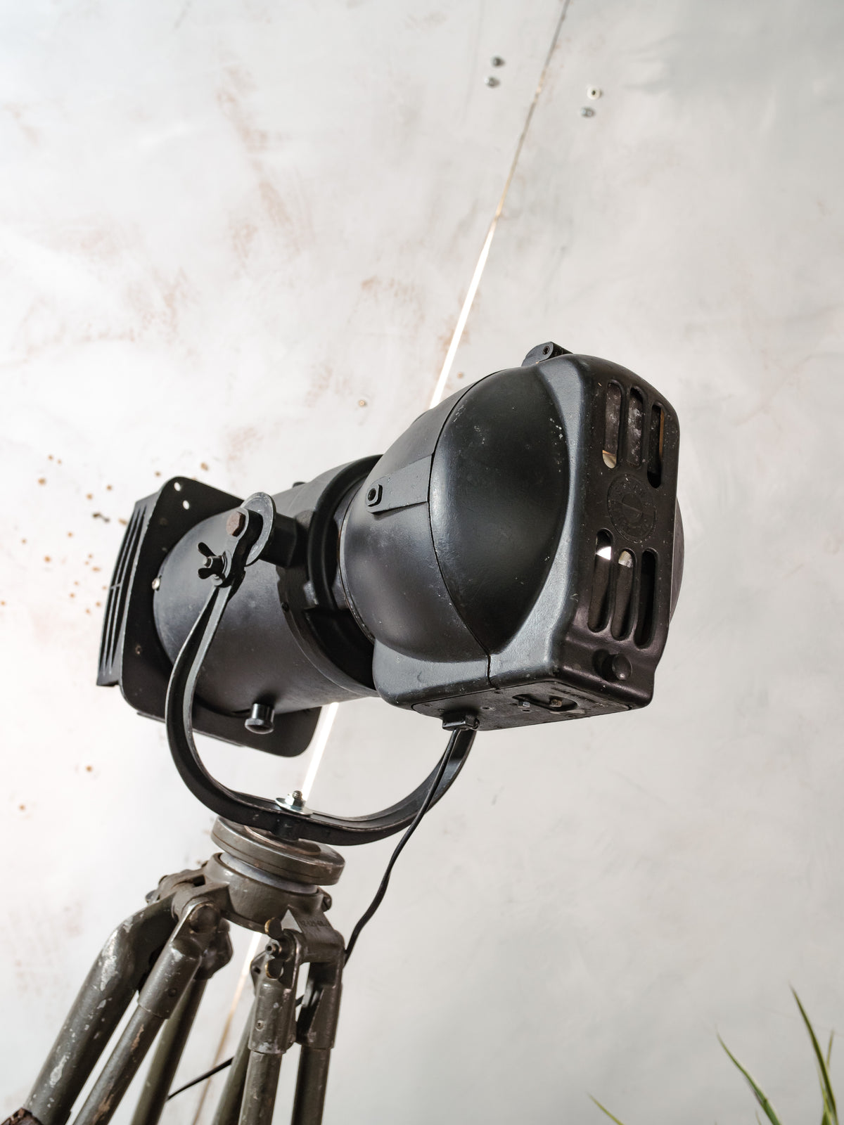 Black Strand Electric Patt 23N Follow Spotlight Floor Lamp | 1960s Theatre Stage Light in Original Paint on Ertel-Werk Bundeswehr Tripod