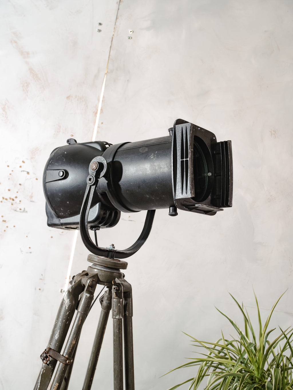 Black Strand Electric Patt 23N Follow Spotlight Floor Lamp | 1960s Theatre Stage Light in Original Paint on Ertel-Werk Bundeswehr Tripod