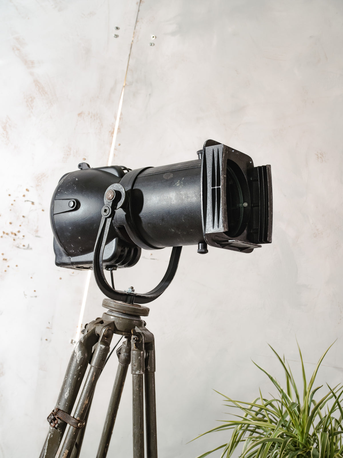 Black Strand Electric Patt 23N Follow Spotlight Floor Lamp | 1960s Theatre Stage Light in Original Paint on Ertel-Werk Bundeswehr Tripod
