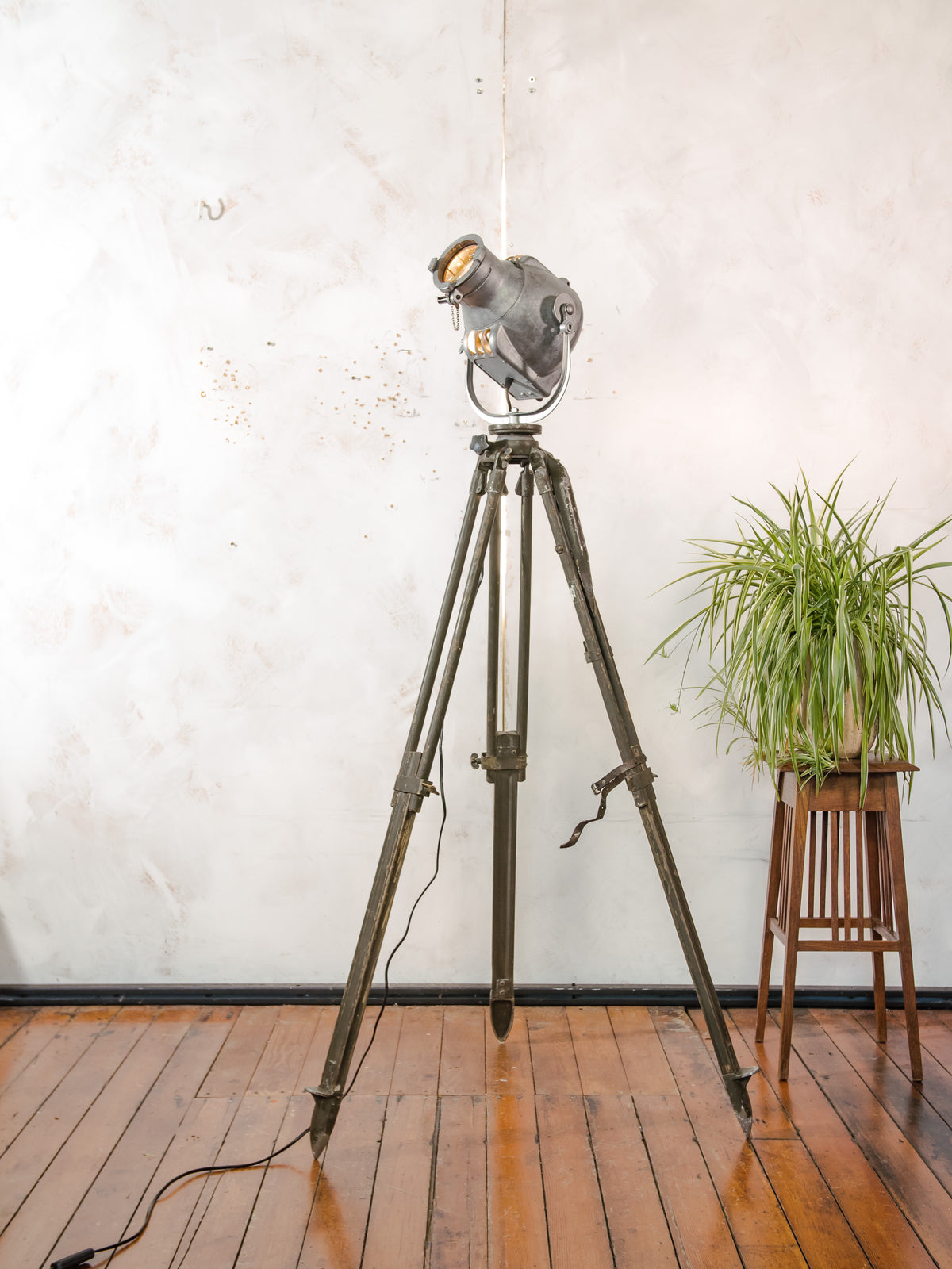 Bead-Blasted Strand Electric Patt 23 “Pig Nose” Spotlight Floor Lamp | 1960s Raw Aluminium Stage Light on Ertel-Werk Bundeswehr Tripod