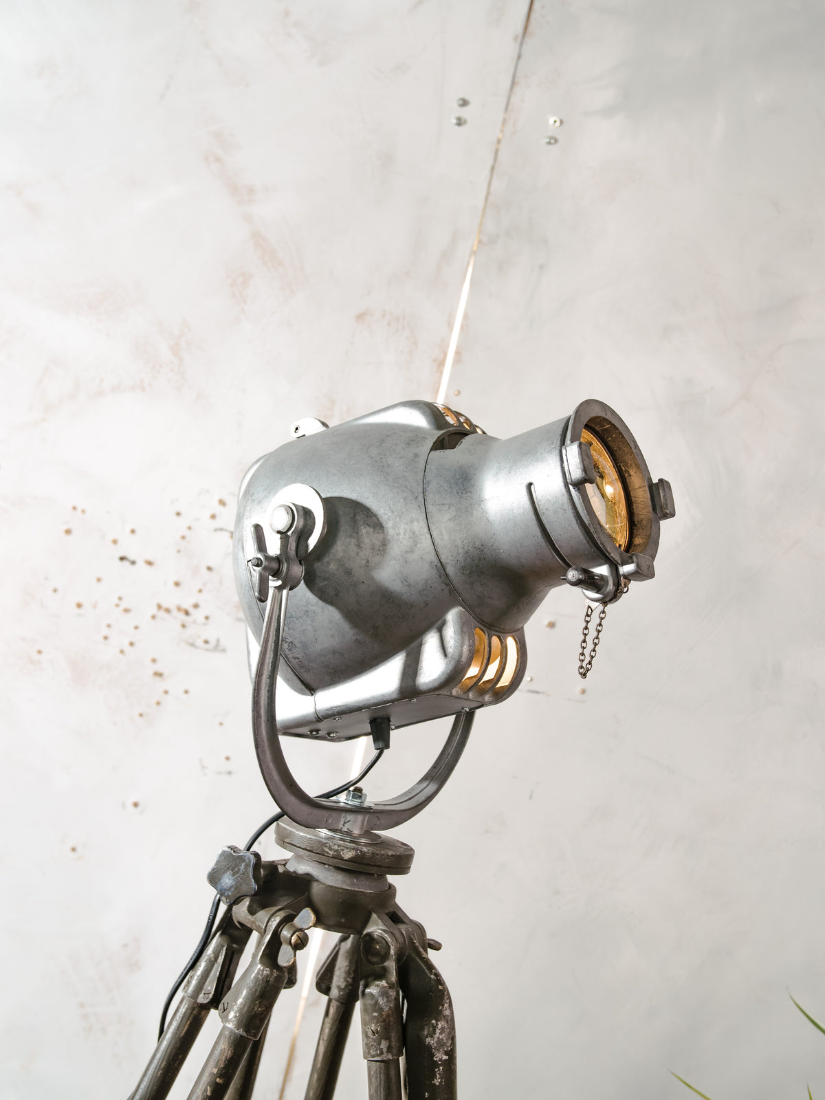 Bead-Blasted Strand Electric Patt 23 “Pig Nose” Spotlight Floor Lamp | 1960s Raw Aluminium Stage Light on Ertel-Werk Bundeswehr Tripod