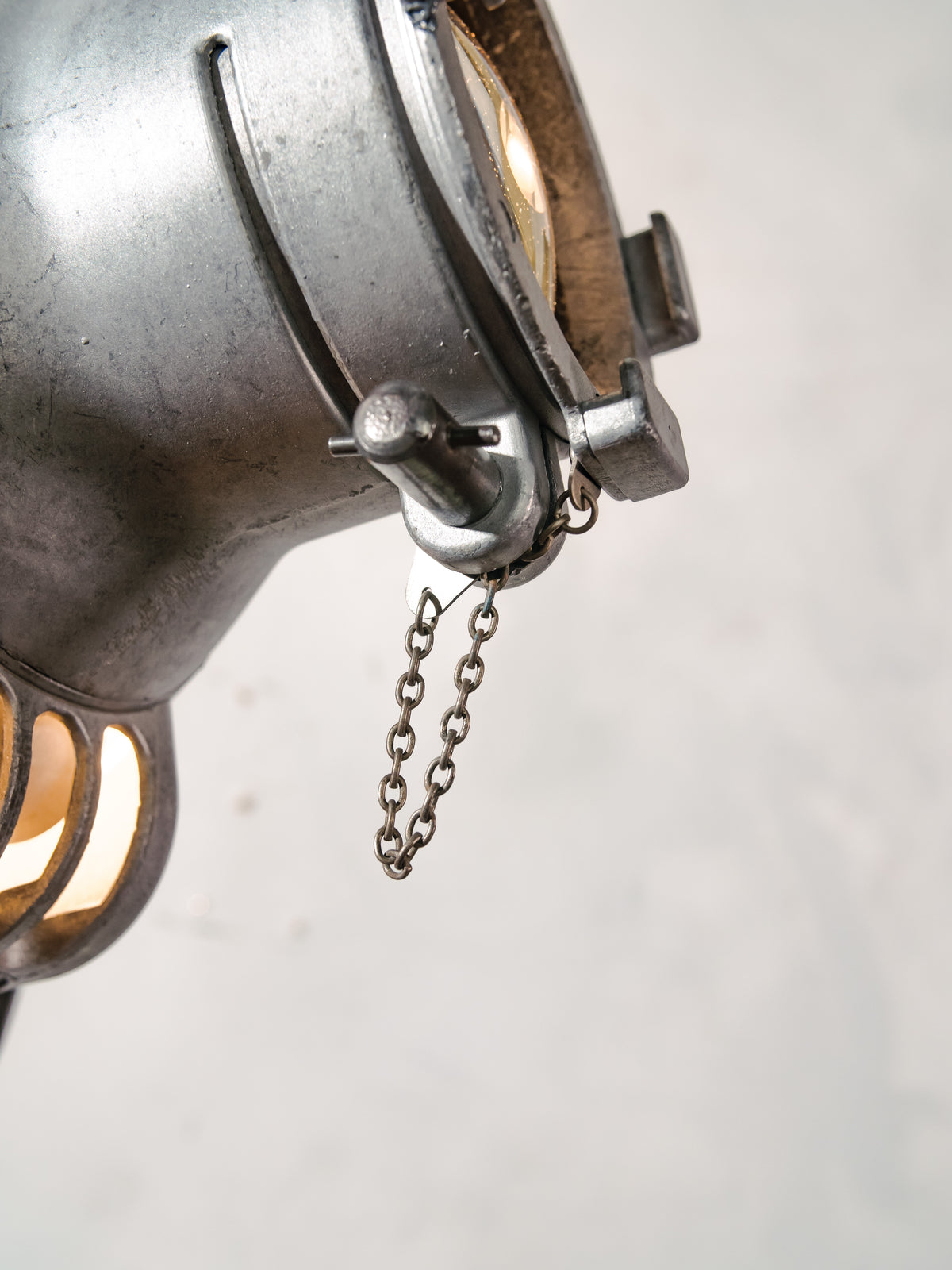 Bead-Blasted Strand Electric Patt 23 “Pig Nose” Spotlight Floor Lamp | 1960s Raw Aluminium Stage Light on Ertel-Werk Bundeswehr Tripod