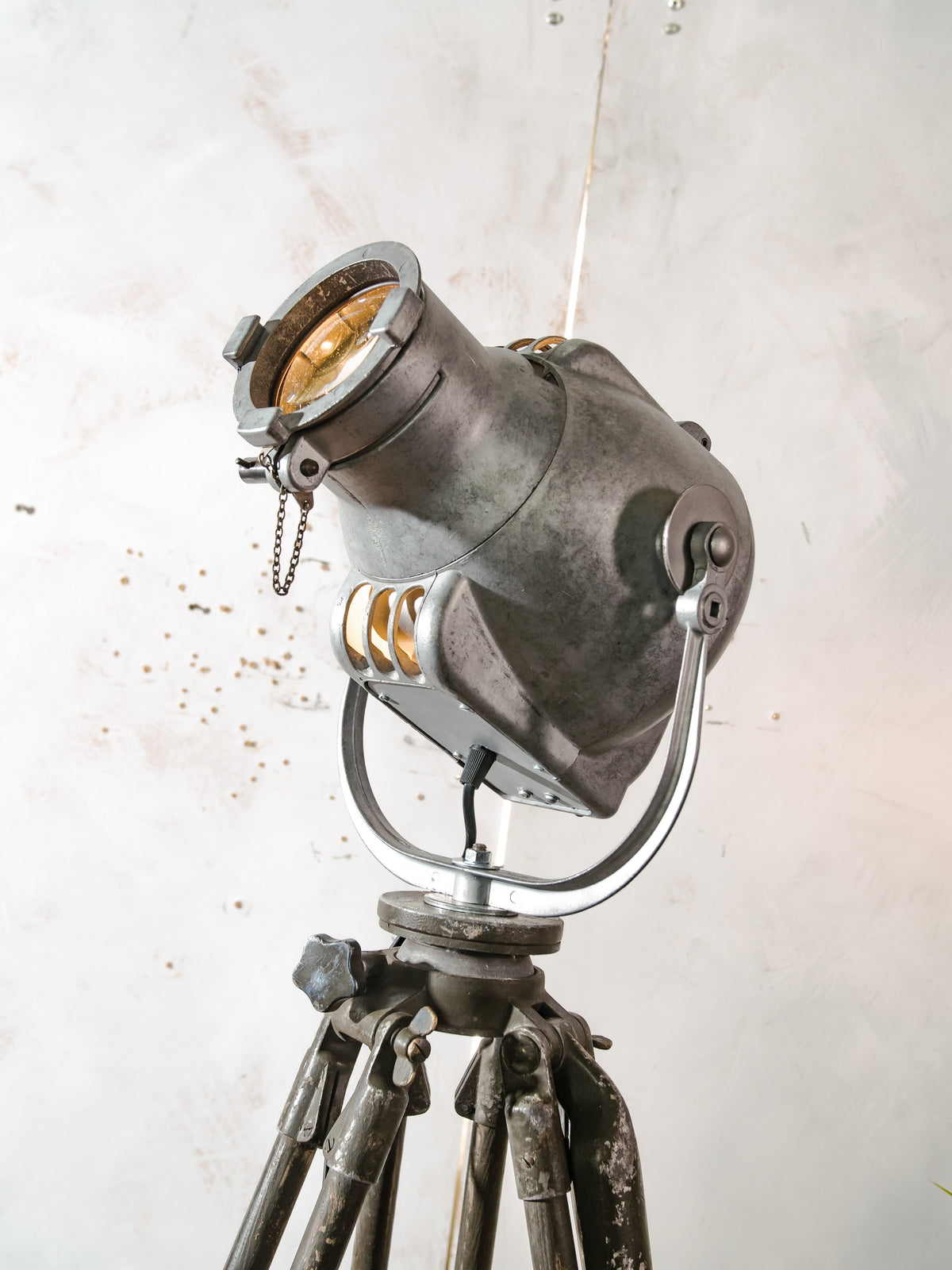 Bead-Blasted Strand Electric Patt 23 “Pig Nose” Spotlight Floor Lamp | 1960s Raw Aluminium Stage Light on Ertel-Werk Bundeswehr Tripod