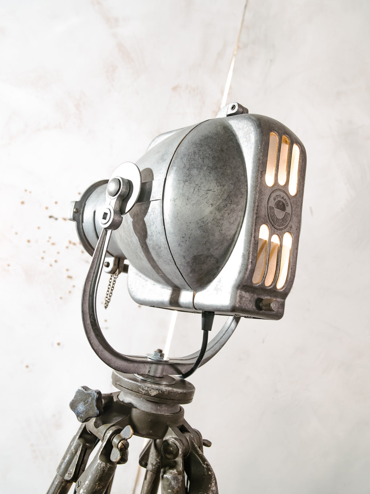 Bead-Blasted Strand Electric Patt 23 “Pig Nose” Spotlight Floor Lamp | 1960s Raw Aluminium Stage Light on Ertel-Werk Bundeswehr Tripod