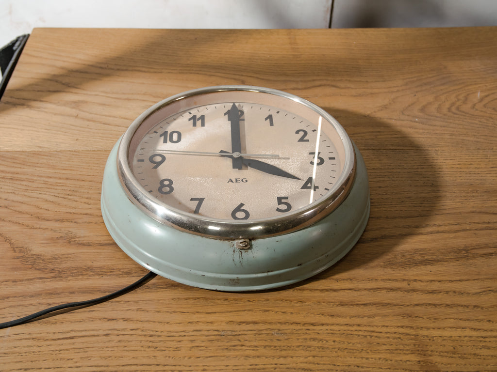 Vintage AEG Industriële Wandklok in Originele Retro Groen | Fabrieksklok met Natuurlijke Patina, Behrens Designtraditie