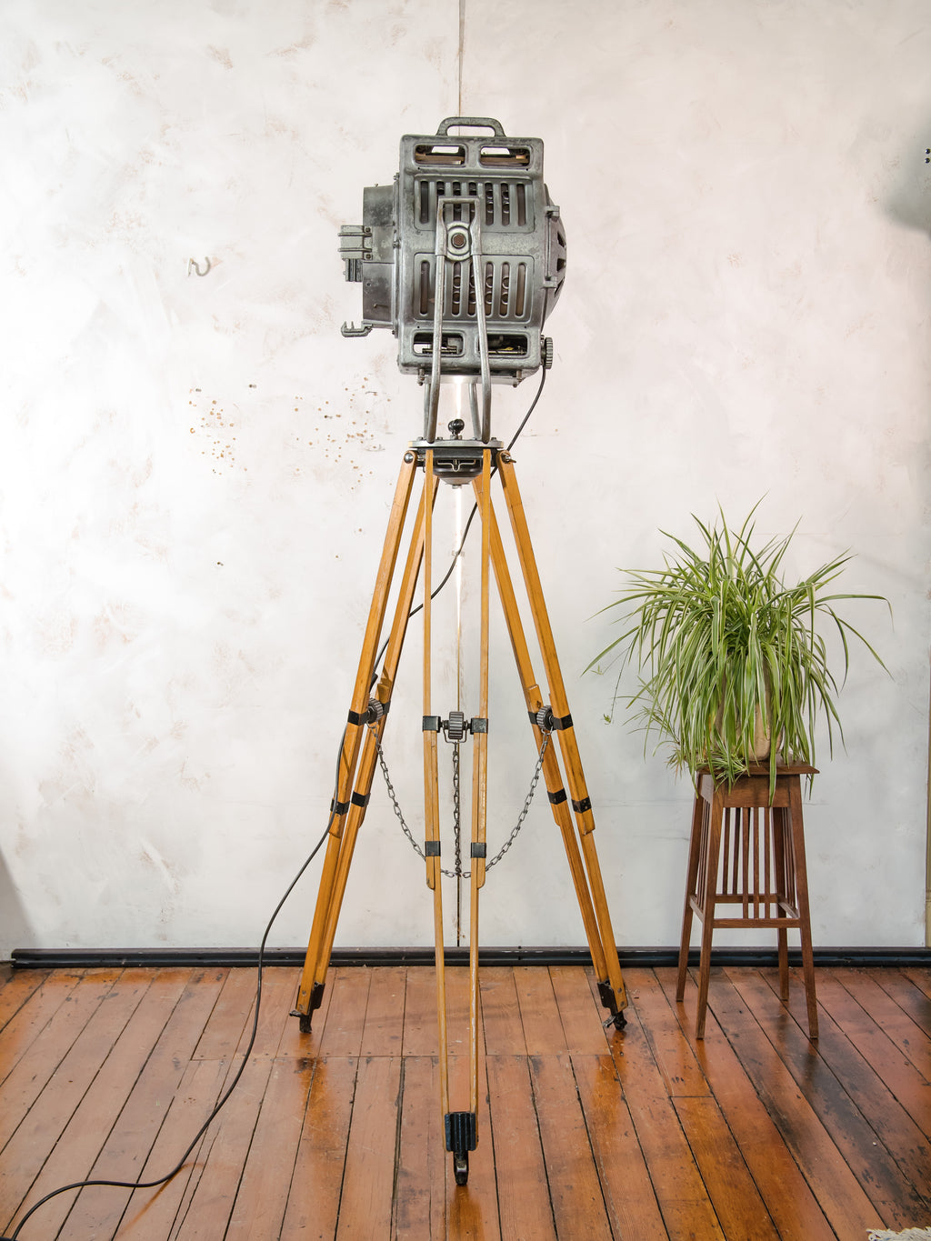 ARRI 2KW Fresnel Cinema Spotlight Floor Lamp | 1950s Arnold & Richter Munich in Original Grey Paint on Original ARRI Wooden Tripod