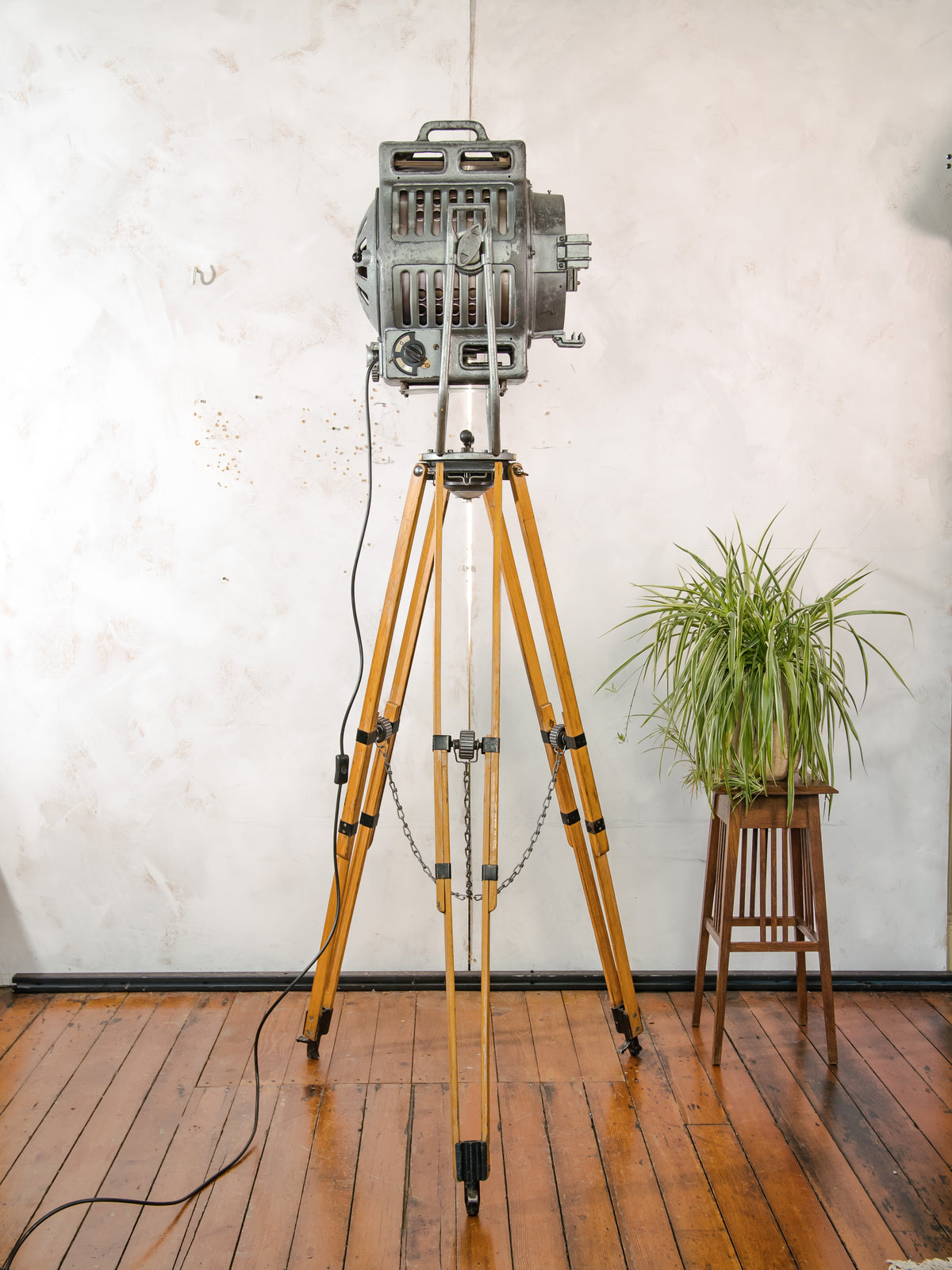 ARRI 2KW Fresnel Cinema Spotlight Floor Lamp | 1950s Arnold & Richter Munich in Original Grey Paint on Original ARRI Wooden Tripod