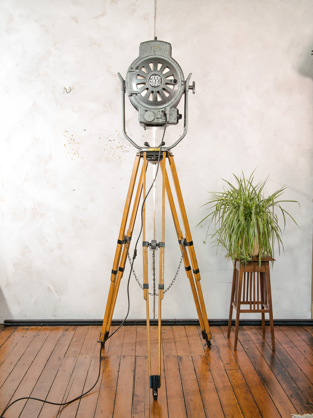 ARRI 2KW Fresnel Cinema Spotlight Floor Lamp | 1950s Arnold & Richter Munich in Original Grey Paint on Original ARRI Wooden Tripod