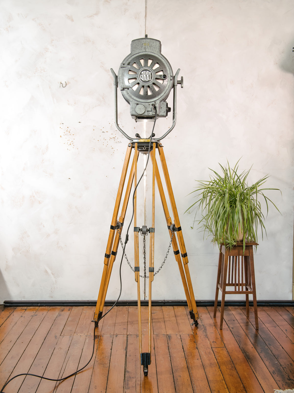 ARRI 2KW Fresnel Cinema Spotlight Floor Lamp | 1950s Arnold & Richter Munich in Original Grey Paint on Original ARRI Wooden Tripod