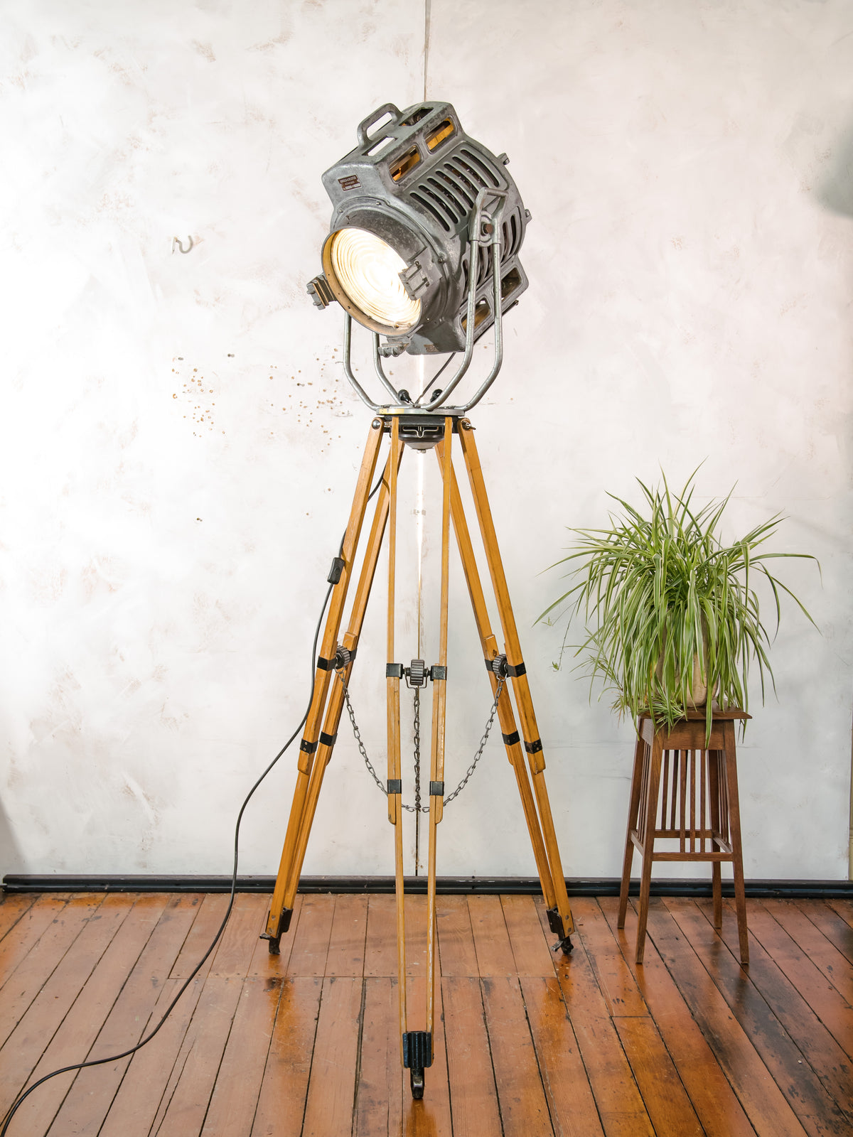 ARRI 2KW Fresnel Cinema Spotlight Floor Lamp | 1950s Arnold & Richter Munich in Original Grey Paint on Original ARRI Wooden Tripod