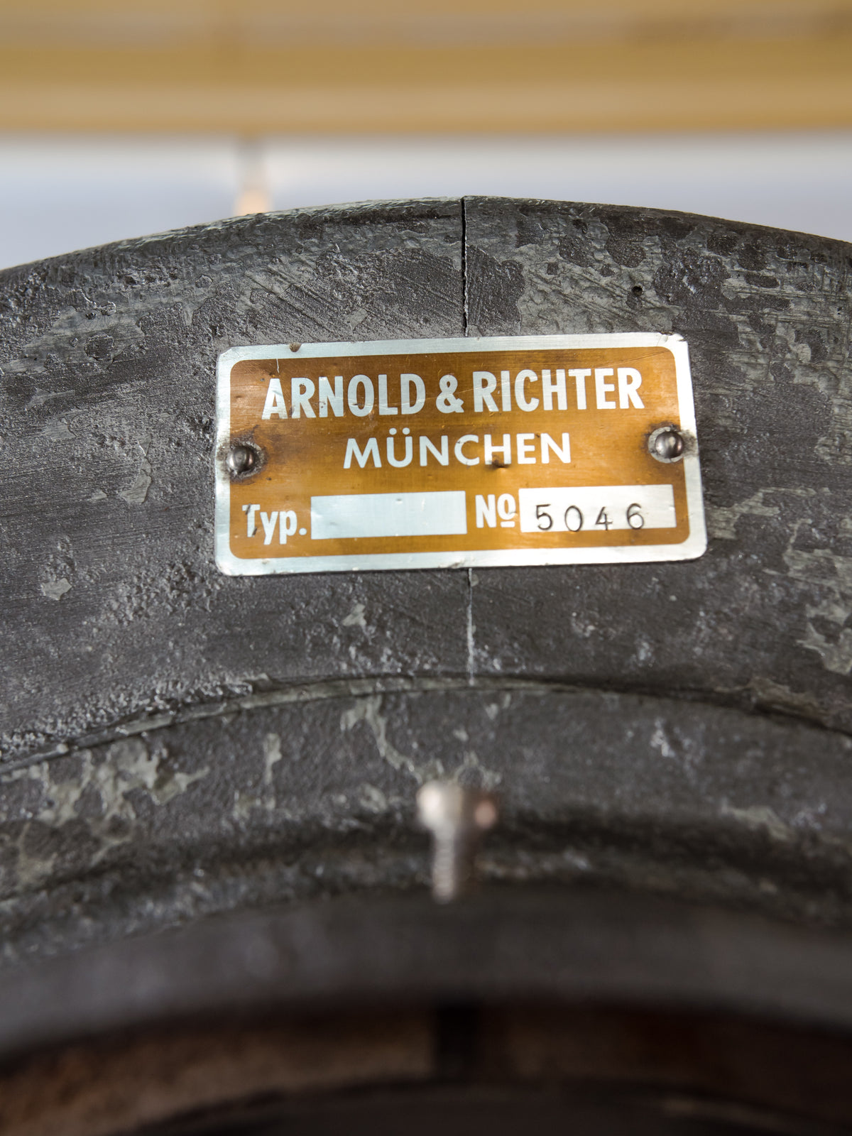 ARRI 2KW Fresnel Cinema Spotlight Floor Lamp | 1950s Arnold & Richter Munich in Original Grey Paint on Original ARRI Wooden Tripod
