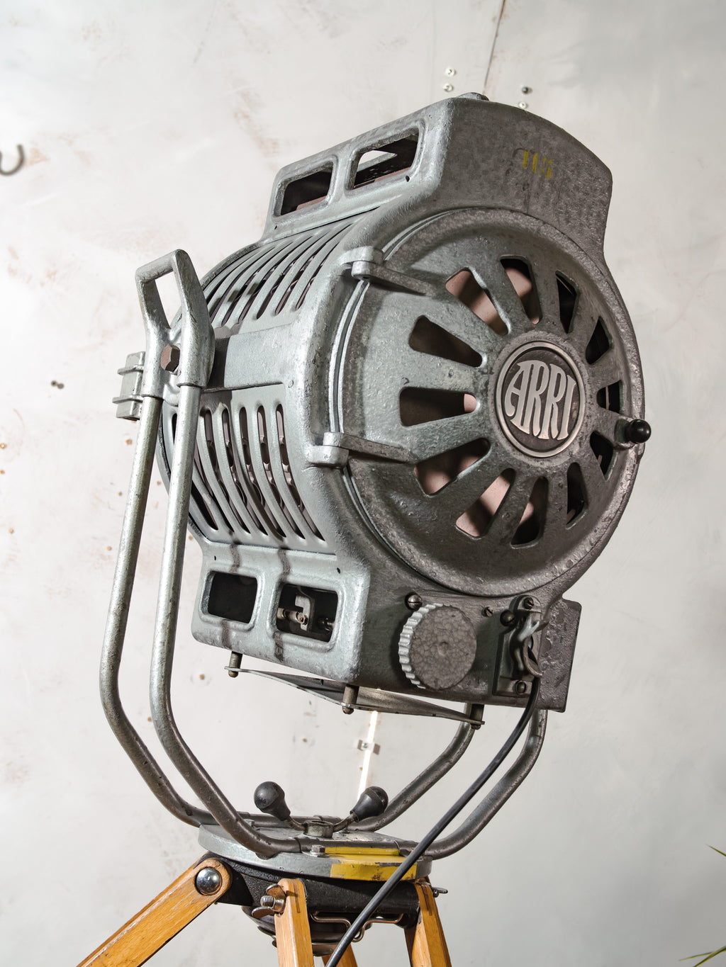 ARRI 2KW Fresnel Cinema Spotlight Floor Lamp | 1950s Arnold & Richter Munich in Original Grey Paint on Original ARRI Wooden Tripod