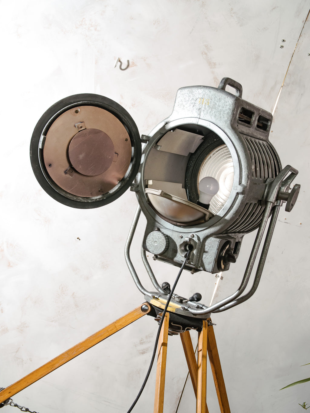 ARRI 2KW Fresnel Cinema Spotlight Floor Lamp | 1950s Arnold & Richter Munich in Original Grey Paint on Original ARRI Wooden Tripod