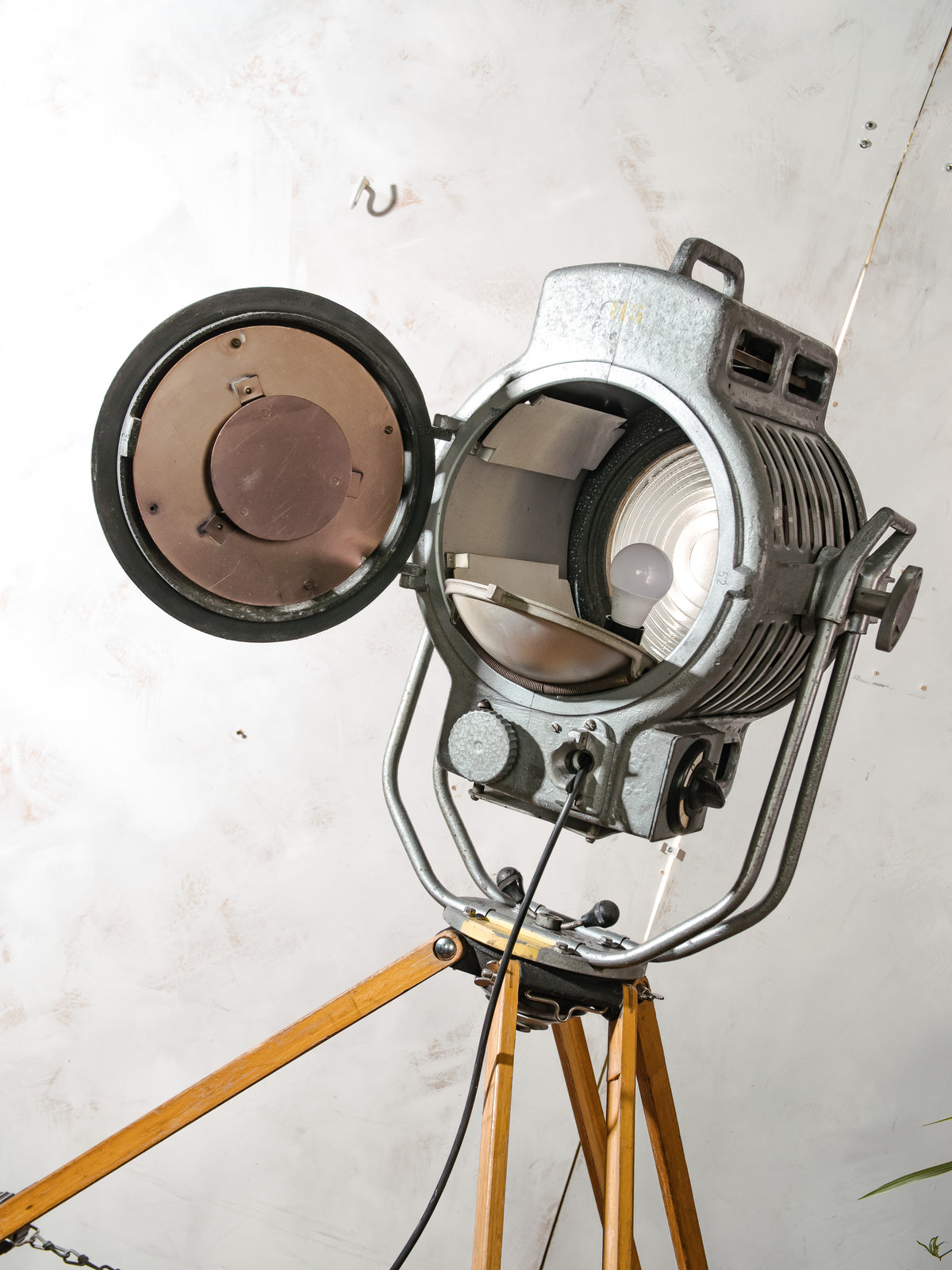 ARRI 2KW Fresnel Cinema Spotlight Floor Lamp | 1950s Arnold & Richter Munich in Original Grey Paint on Original ARRI Wooden Tripod