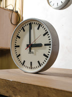 Vintage AEG Industrial Wall Clock in Original Hammered Grey | 28 cm 1960s Factory Clock, Quartz on One Battery, Red Second Hand