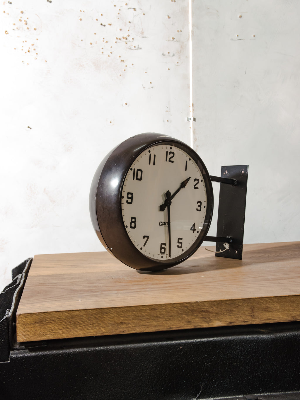 Gents of Leicester Dubbelzijdige Bakelieten Klok met Muurbeugel | 36 cm Stationsklok, Originele Uurwerken, Wand- of Plafondmontage