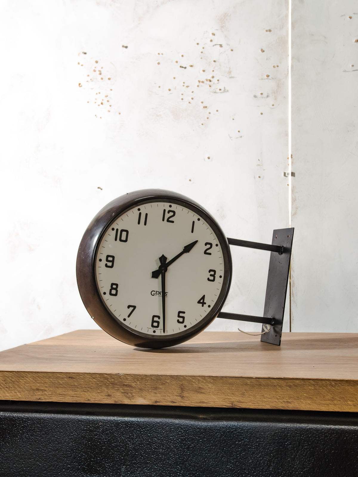 Gents of Leicester Dubbelzijdige Bakelieten Klok met Muurbeugel | 36 cm Stationsklok, Originele Uurwerken, Wand- of Plafondmontage