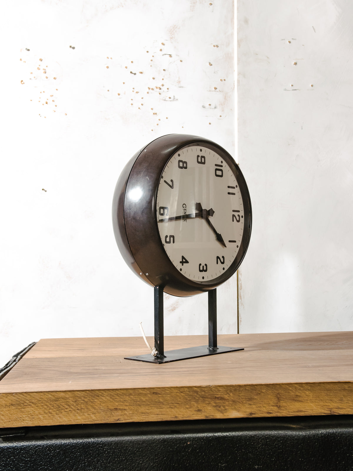 Gents of Leicester Dubbelzijdige Bakelieten Klok met Muurbeugel | 36 cm Stationsklok, Originele Uurwerken, Wand- of Plafondmontage