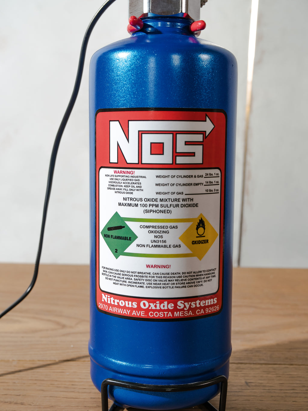 Blauwe NOS Nitrous Oxide Fles Lamp met Blauwe Powerfilter Kap | Tafel- of Wandlamp met Beugel, Fast & Furious Decor, Upcycled Brandblusser
