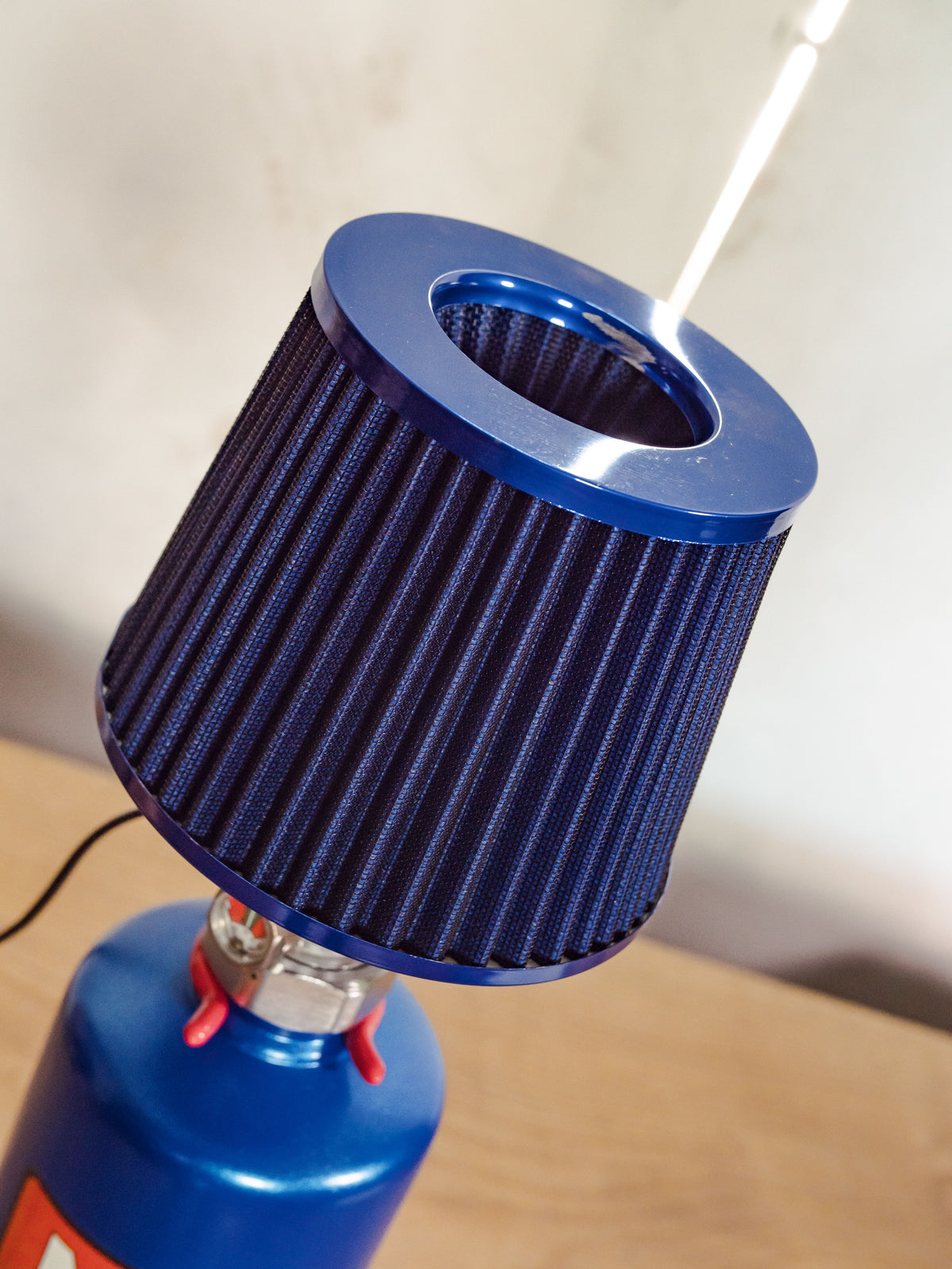 Blauwe NOS Nitrous Oxide Fles Lamp met Blauwe Powerfilter Kap | Tafel- of Wandlamp met Beugel, Fast & Furious Decor, Upcycled Brandblusser