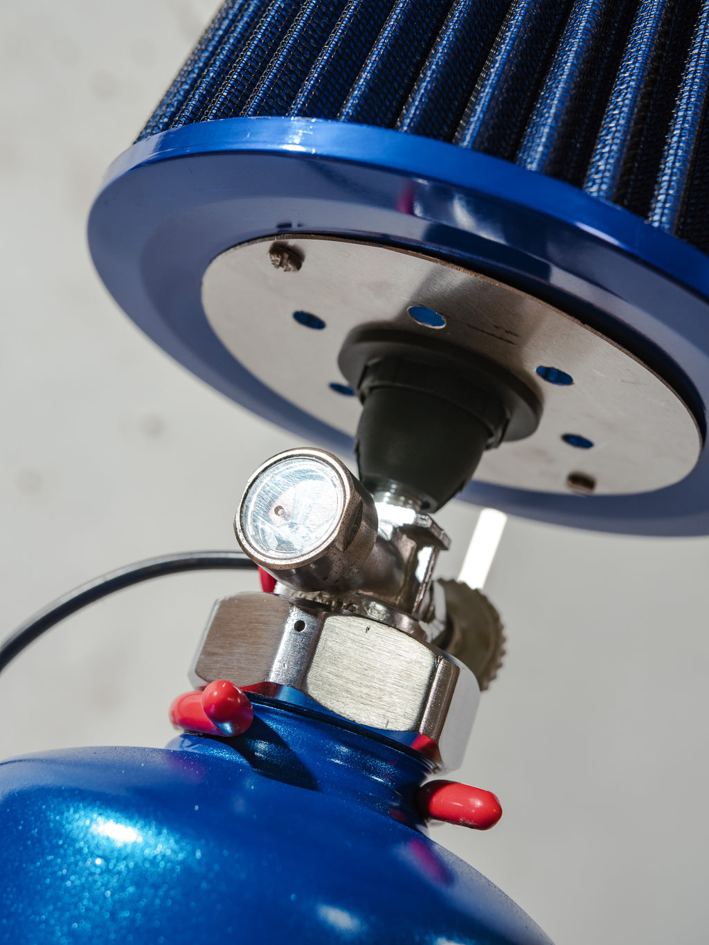 Blauwe NOS Nitrous Oxide Fles Lamp met Blauwe Powerfilter Kap | Tafel- of Wandlamp met Beugel, Fast & Furious Decor, Upcycled Brandblusser