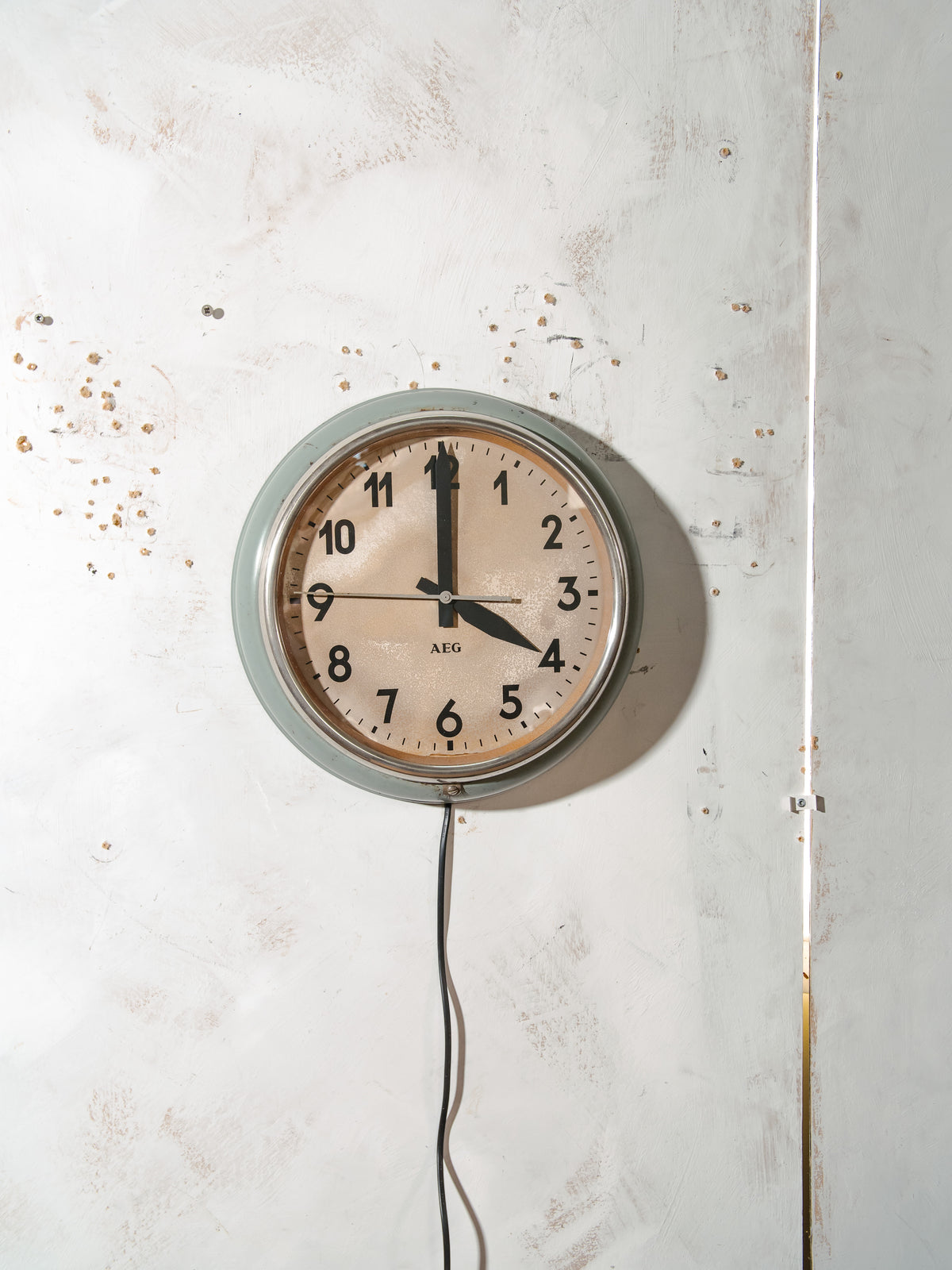 Vintage AEG Industriële Wandklok in Originele Retro Groen | Fabrieksklok met Natuurlijke Patina, Behrens Designtraditie