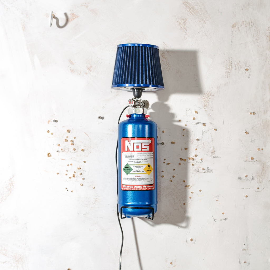 Blauwe NOS Nitrous Oxide Fles Lamp met Blauwe Powerfilter Kap | Tafel- of Wandlamp met Beugel, Fast & Furious Decor, Upcycled Brandblusser