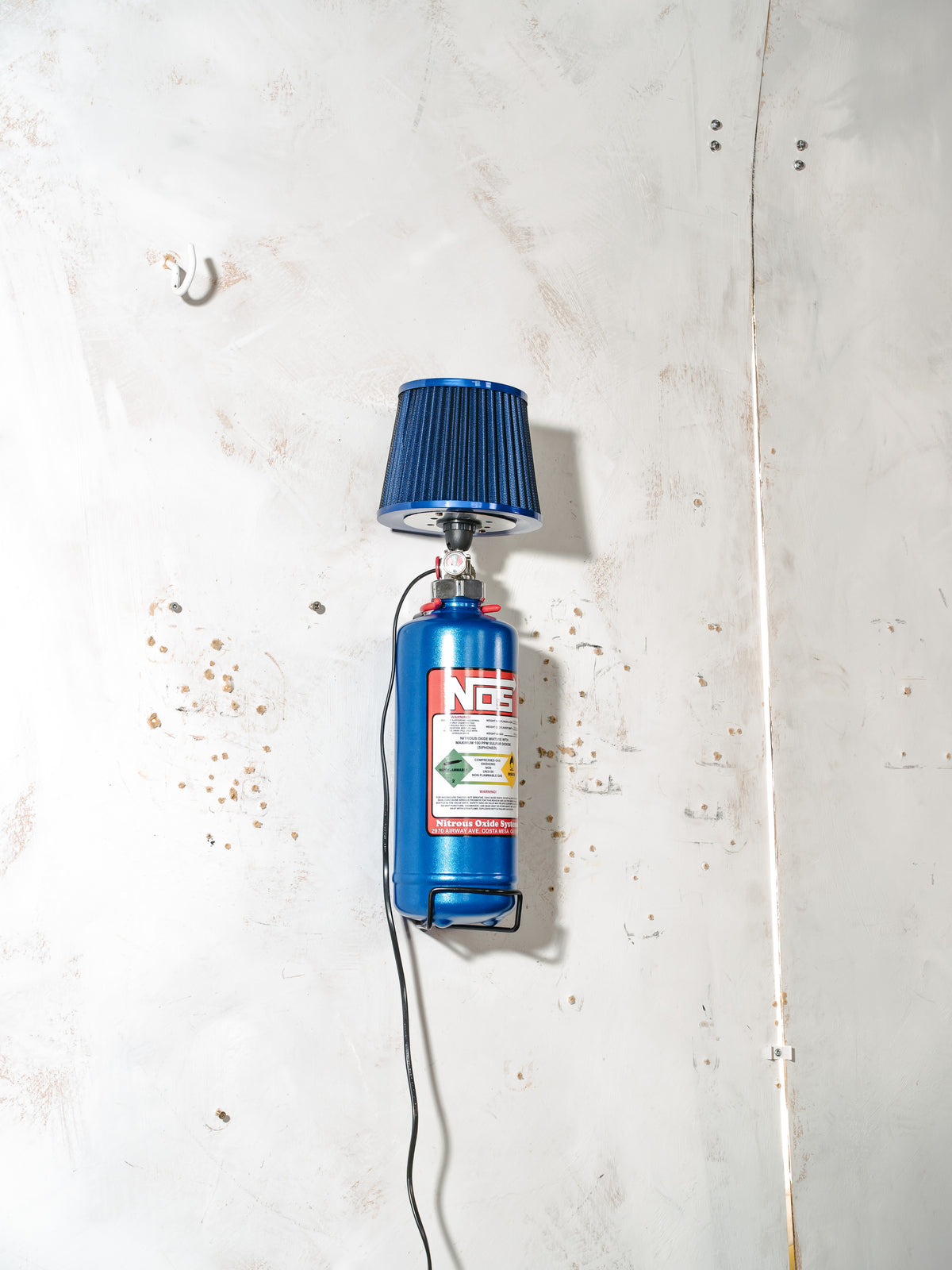 Blauwe NOS Nitrous Oxide Fles Lamp met Blauwe Powerfilter Kap | Tafel- of Wandlamp met Beugel, Fast & Furious Decor, Upcycled Brandblusser