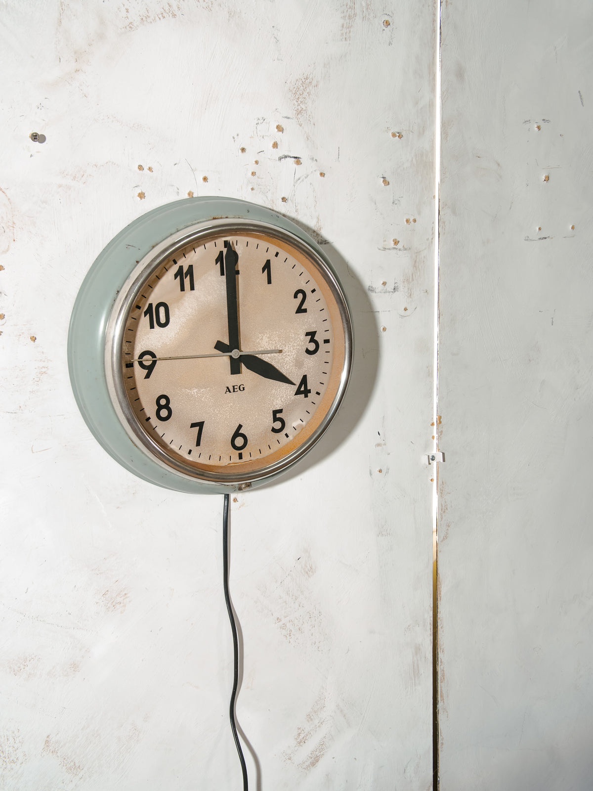 Vintage AEG Industriële Wandklok in Originele Retro Groen | Fabrieksklok met Natuurlijke Patina, Behrens Designtraditie